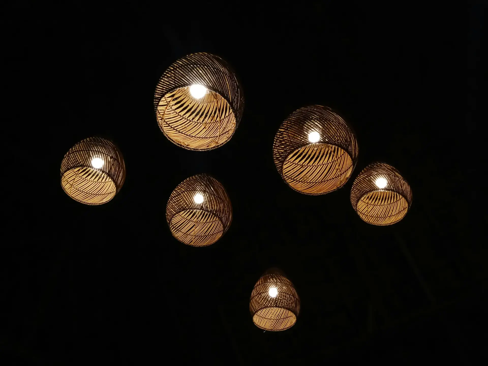 a bunch of lights that are hanging from a ceiling